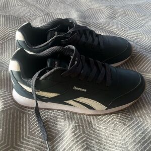 Kids classic navy Reeboks size 5